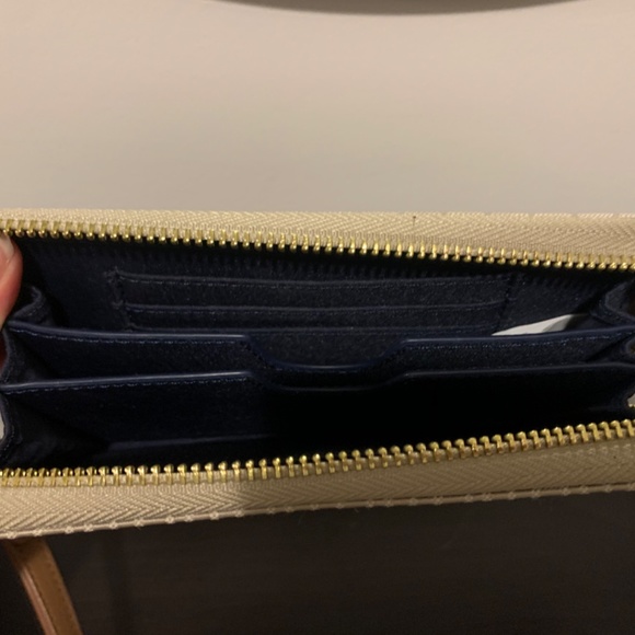 Tommy Hilfiger Wallet - Wristlet. - Picture 2 of 2